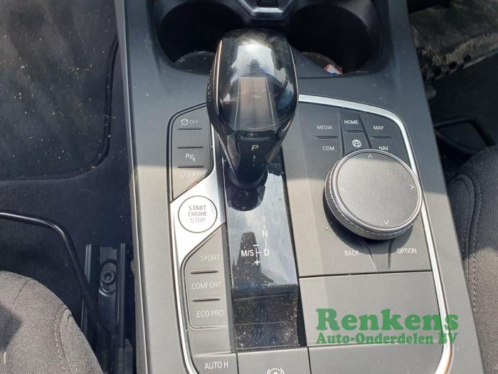 BMW 1 serie 118i 1.5 TwinPower 12V Schrottauto (2021, Grau)
