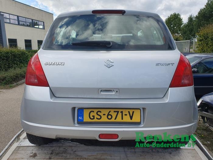 Suzuki Swift 1.3 VVT 16V Samochód złomowany (2005, Srebrny)