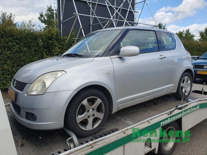 Suzuki Swift 1.3 VVT 16V Samochód złomowany (2005, Srebrny)