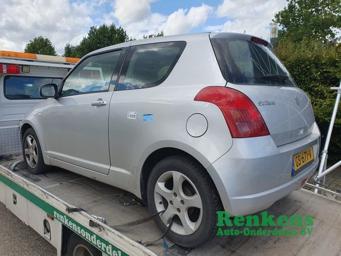 Suzuki Swift 1.3 VVT 16V Samochód złomowany (2005, Srebrny)