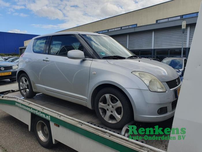 Suzuki Swift 1.3 VVT 16V Samochód złomowany (2005, Srebrny)