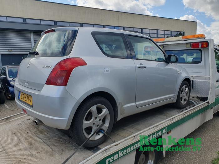 Suzuki Swift 1.3 VVT 16V Samochód złomowany (2005, Srebrny)