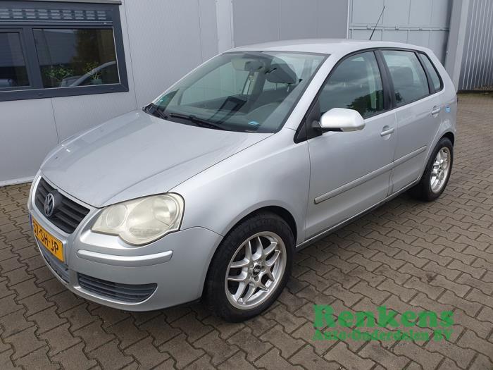 Volkswagen Polo IV 1.4 16V 75 Skrotfordon (2006, ZILVER)