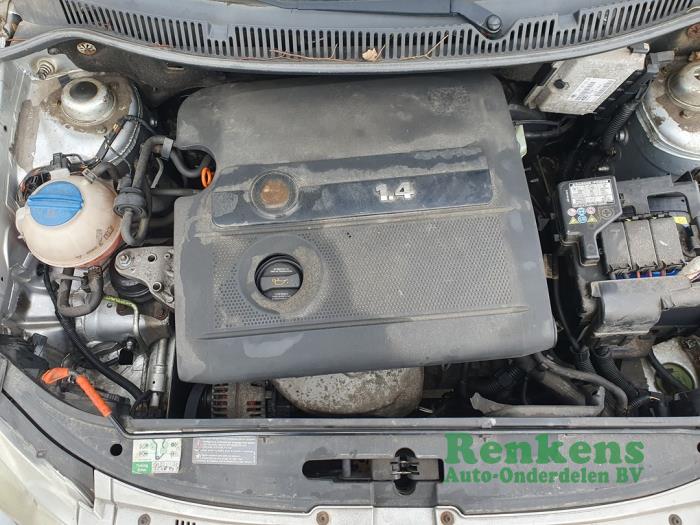 Volkswagen Polo IV 1.4 16V 75 Skrotfordon (2006, ZILVER)