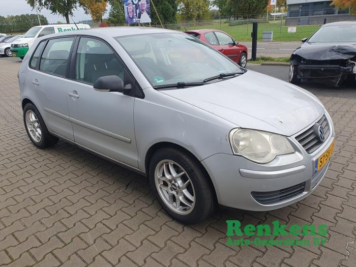 Volkswagen Polo IV 1.4 16V 75 Skrotfordon (2006, ZILVER)