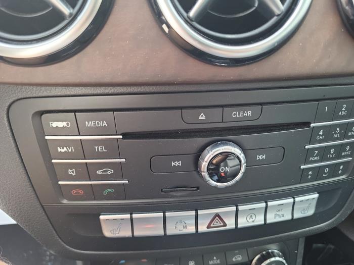 Mercedes B 1.6 B-200 BlueEFFICIENCY Turbo 16V Skrotfordon (2015, GRIJS)