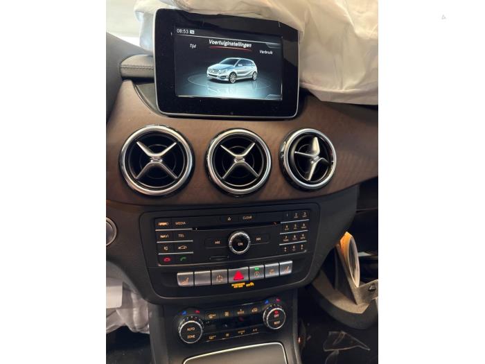 Mercedes B 1.6 B-200 BlueEFFICIENCY Turbo 16V Skrotfordon (2015, GRIJS)