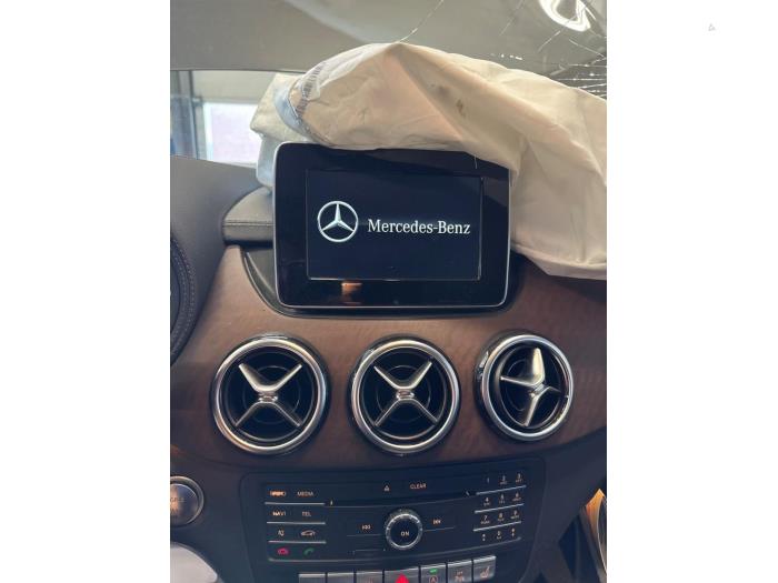 Mercedes B 1.6 B-200 BlueEFFICIENCY Turbo 16V Skrotfordon (2015, GRIJS)