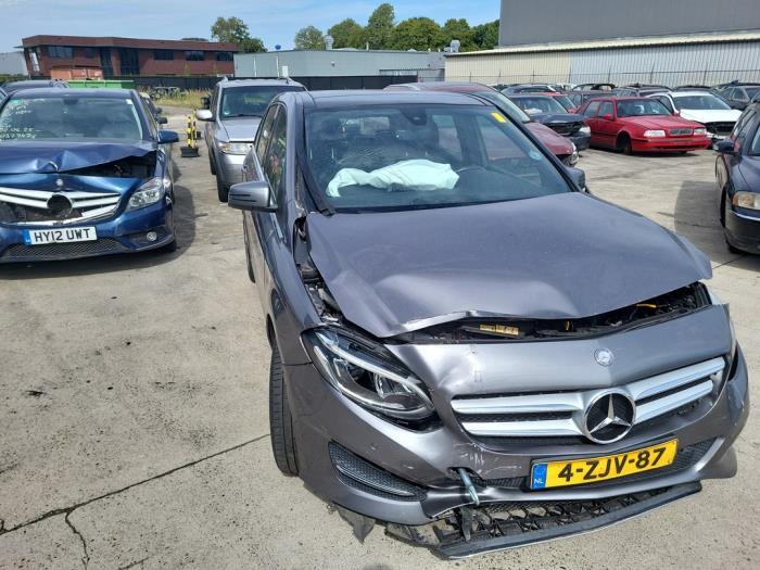 Mercedes B 1.6 B-200 BlueEFFICIENCY Turbo 16V Skrotfordon (2015, GRIJS)