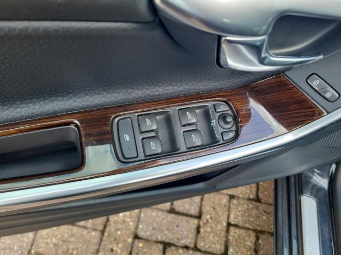Volvo V60 I 2.4 D6 20V Plug-in Hybrid AWD Épave (2013, Gris)