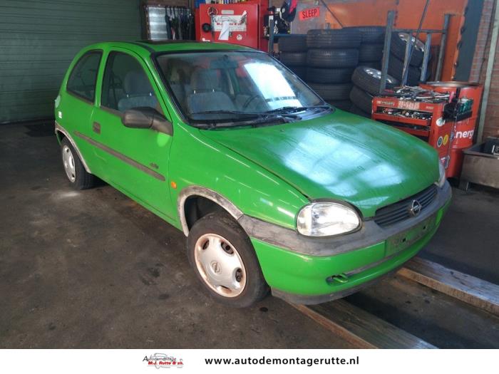 Opel Corsa B 1.4i Samochód Złomowany (1997, Zielony)