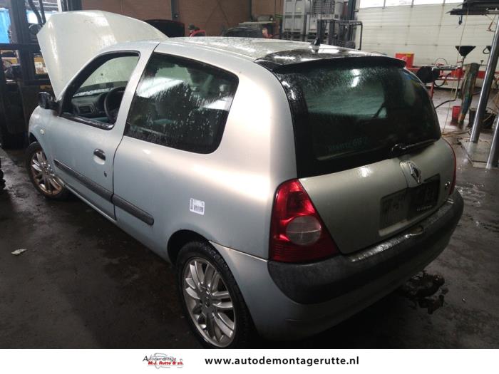 Renault Clio II 1.2 16V Épave (2002, Gris)