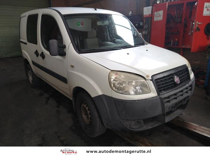 Fiat Doblo Cargo 1.6 16V Natural Power Vehículo de desguace (2010, Granito)