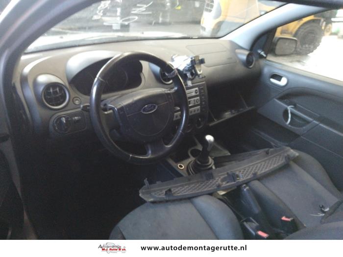 Ford Fiesta 5 1.4 16V Schrottauto (2004, Grau)