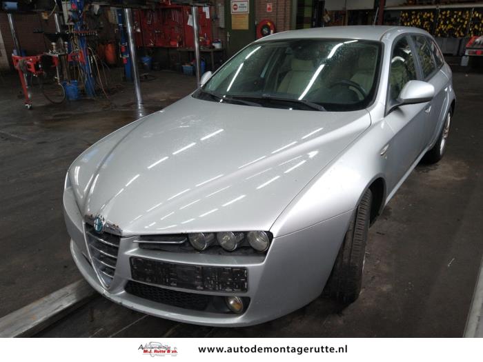 Alfa Romeo 159 Sportwagon 2.4 JTDm 20V Salvage vehicle (2009, Gray)