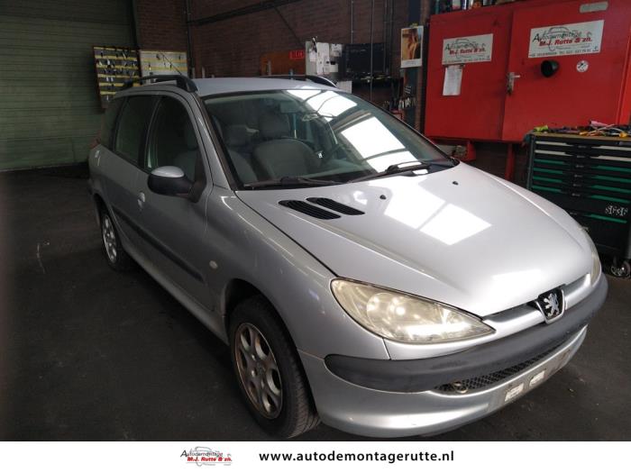 Peugeot 206 SW 1.4 Épave (2004, Gris)