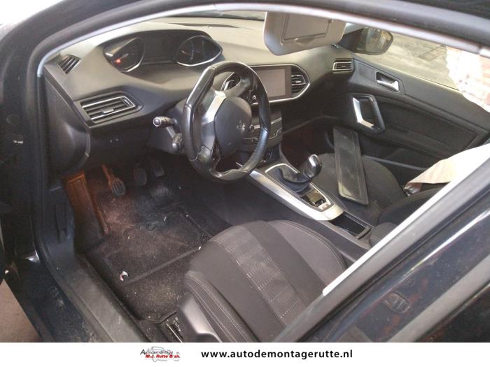 Peugeot 308 1.2 12V e-THP PureTech 110 Samochód złomowany (2015, Szary)