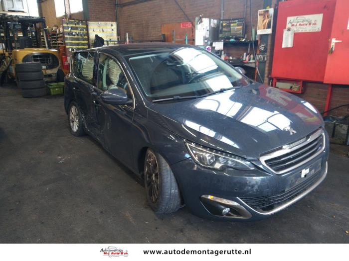 Peugeot 308 1.2 12V e-THP PureTech 110 Samochód złomowany (2015, Szary)