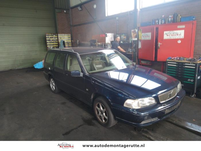 Volvo V70 2.5 10V Salvage vehicle (1998, Blue)