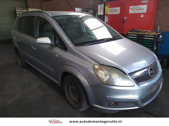 Opel Zafira 1.8 16V Ecotec Samochód złomowany (2007, Szary)
