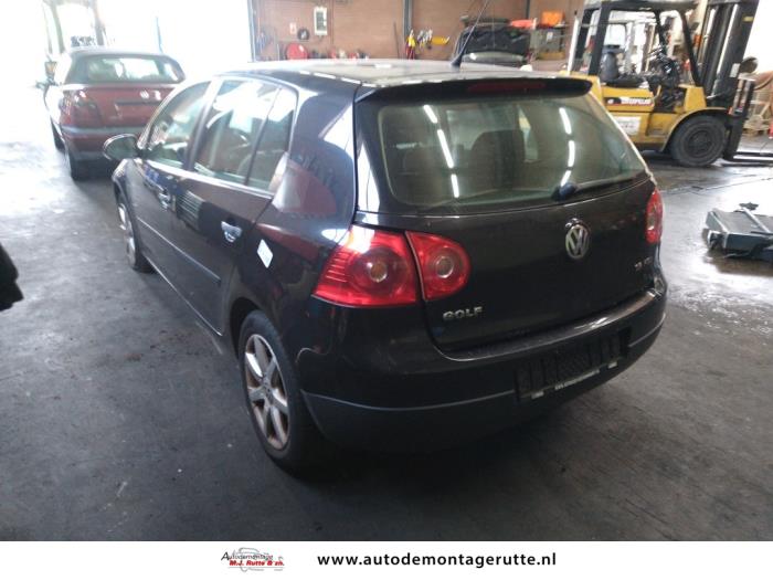 Volkswagen Golf V 1.6 FSI 16V Samochód złomowany (2006, Czarny)