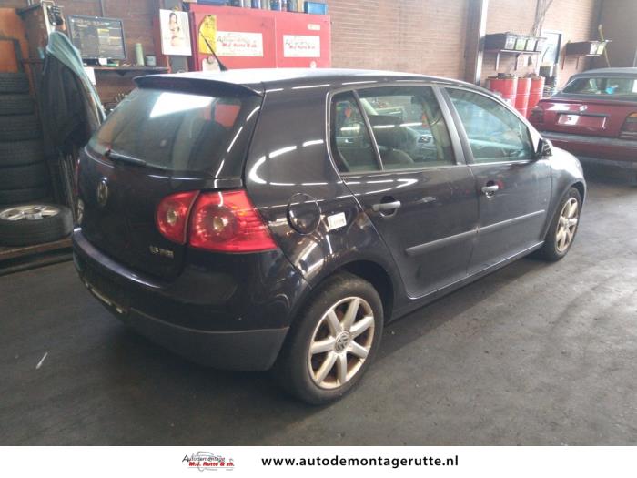 Volkswagen Golf V 1.6 FSI 16V Samochód złomowany (2006, Czarny)