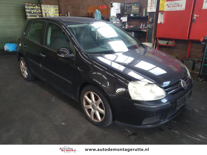 Volkswagen Golf V 1.6 FSI 16V Samochód złomowany (2006, Czarny)