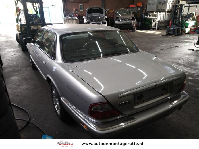 Jaguar XJ8 3.2 V8 32V Executive Épave (2001, Gris)