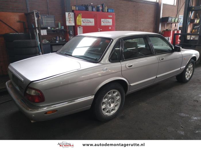 Jaguar XJ8 3.2 V8 32V Executive Épave (2001, Gris)