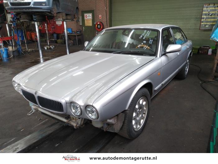 Jaguar XJ8 3.2 V8 32V Executive Épave (2001, Gris)
