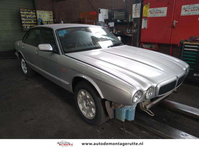Jaguar XJ8 3.2 V8 32V Executive Épave (2001, Gris)