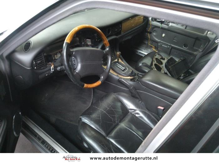 Jaguar XJ8 3.2 V8 32V Executive Épave (2001, Gris)