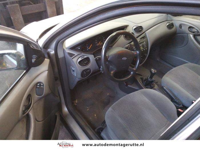 Ford Focus 1 1.4 16V Schrottauto (1999, Grau)