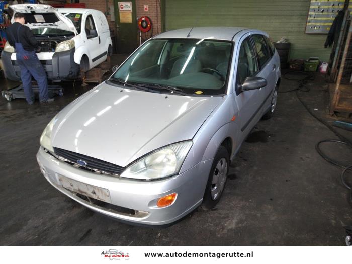 Ford Focus 1 1.4 16V Schrottauto (1999, Grau)