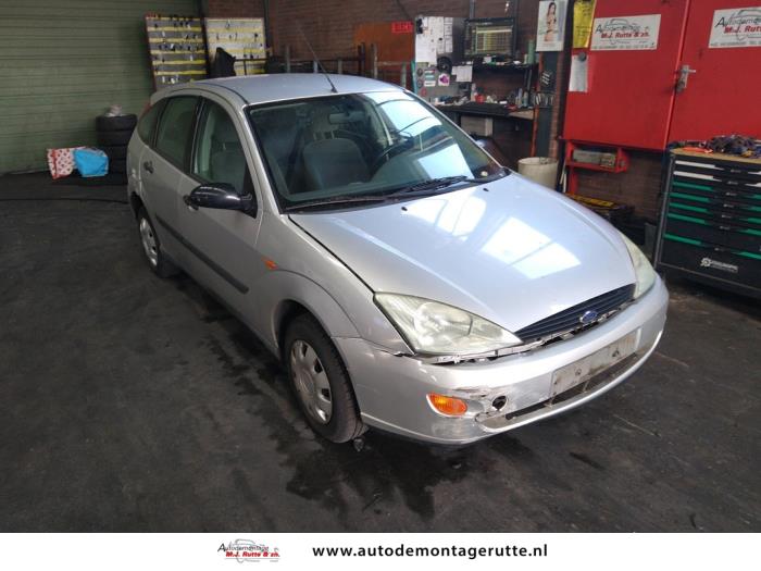 Ford Focus 1 1.4 16V Schrottauto (1999, Grau)