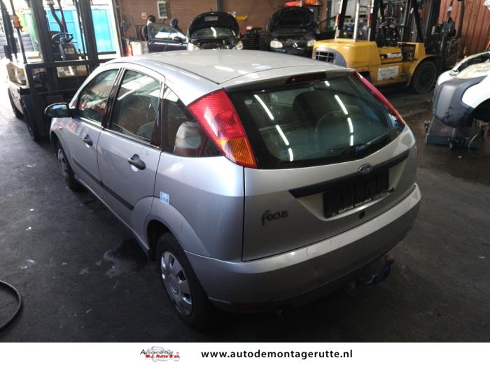 Ford Focus 1 1.4 16V Schrottauto (1999, Grau)