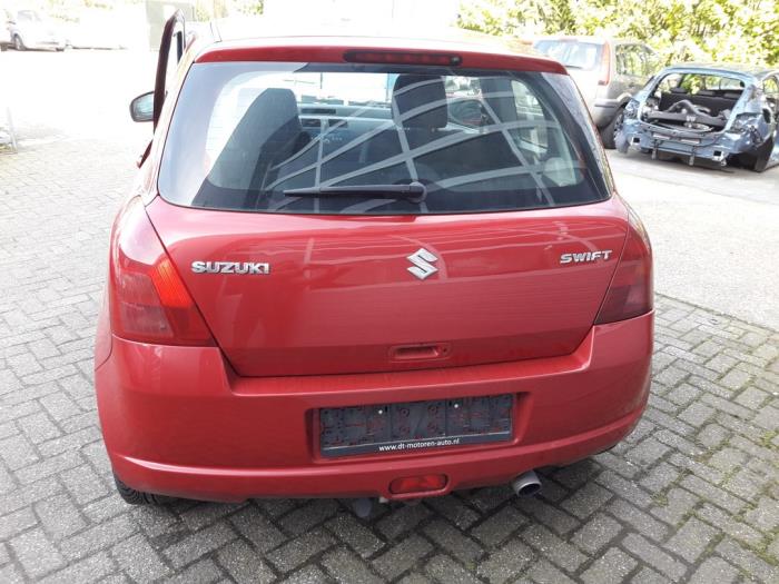 Suzuki Swift 1.3 VVT 16V Samochód złomowany (2005, Czerwony)