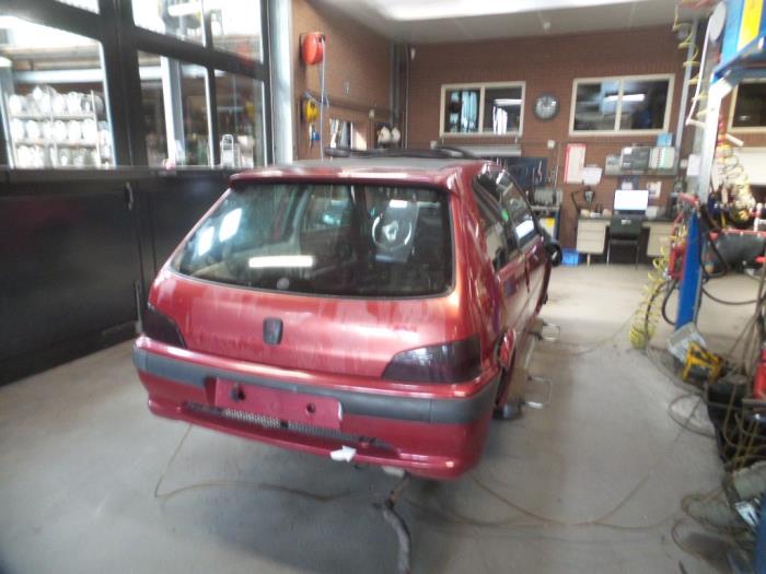 Peugeot 106 II 1.6 GTi 16V Skrotfordon (1998, BORDEUX)