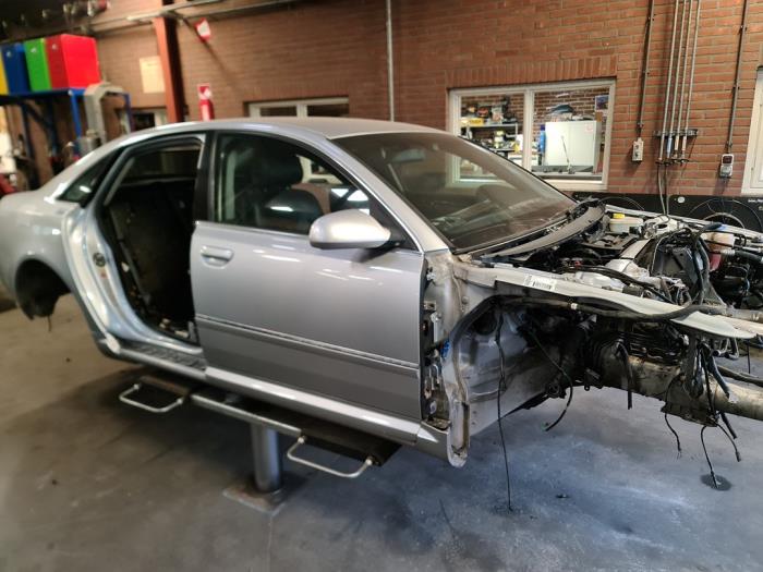 Audi A8 4.2 V8 40V Quattro Vehículo de desguace (2003, Gris)