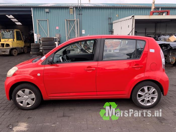Daihatsu Sirion 2 1.0 12V DVVT Skrotfordon (2007, ROOD)