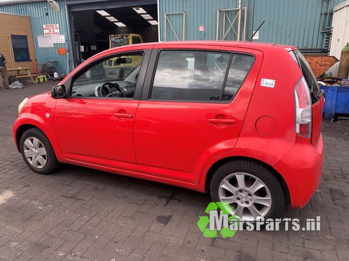 Daihatsu Sirion 2 1.0 12V DVVT Skrotfordon (2007, ROOD)