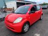 Daihatsu Sirion 2 1.0 12V DVVT Skrotfordon (2007, ROOD)