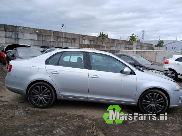 Volkswagen Jetta III 1.6 Samochód złomowany (2006, Szary)
