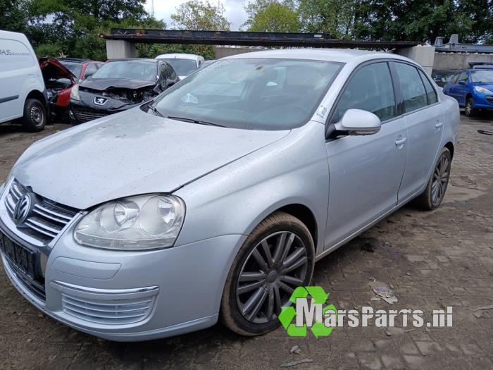 Volkswagen Jetta III 1.6 Samochód złomowany (2006, Szary)