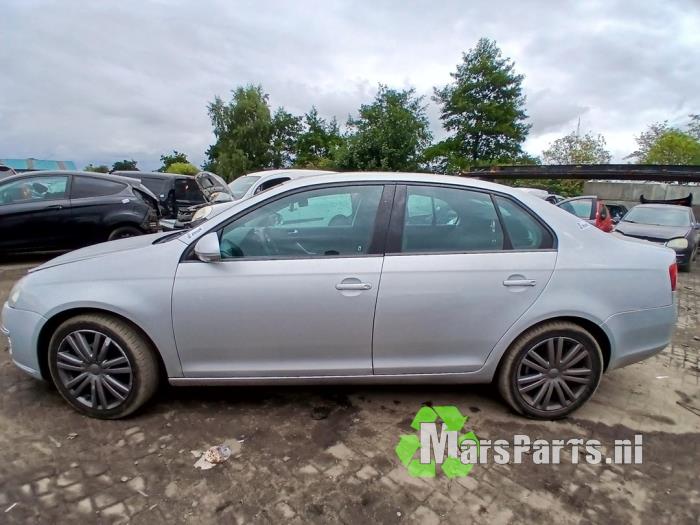 Volkswagen Jetta III 1.6 Samochód złomowany (2006, Szary)