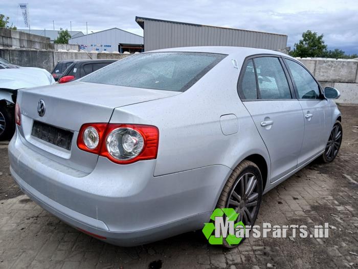 Volkswagen Jetta III 1.6 Samochód złomowany (2006, Szary)