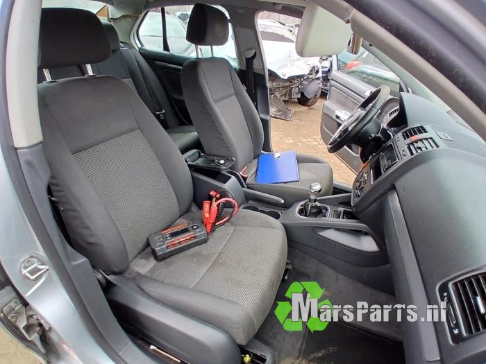 Volkswagen Jetta III 1.6 Samochód złomowany (2006, Szary)