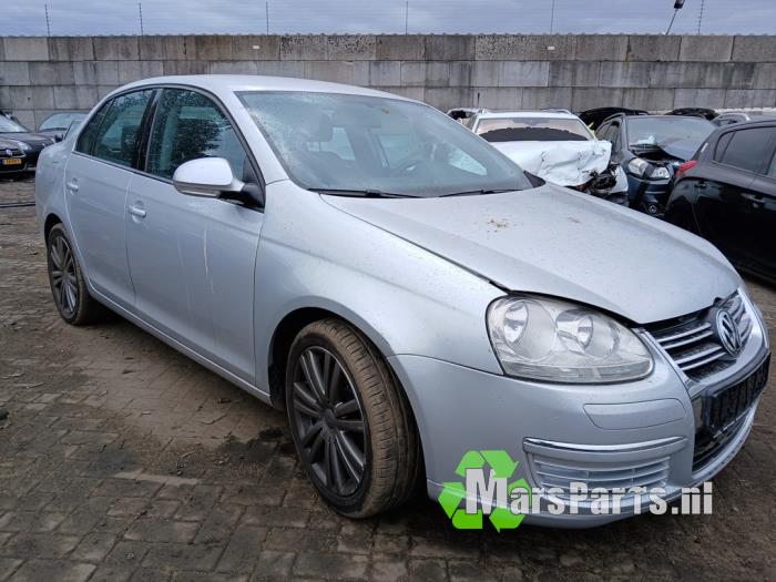 Volkswagen Jetta III 1.6 Samochód złomowany (2006, Szary)