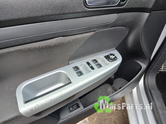 Volkswagen Jetta III 1.6 Samochód złomowany (2006, Szary)