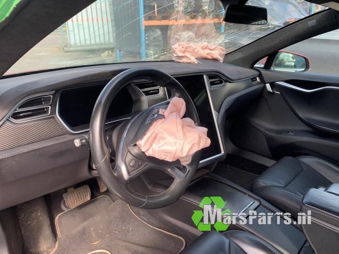 Tesla Model S 90D Samochód złomowany (2017, Czerwony)